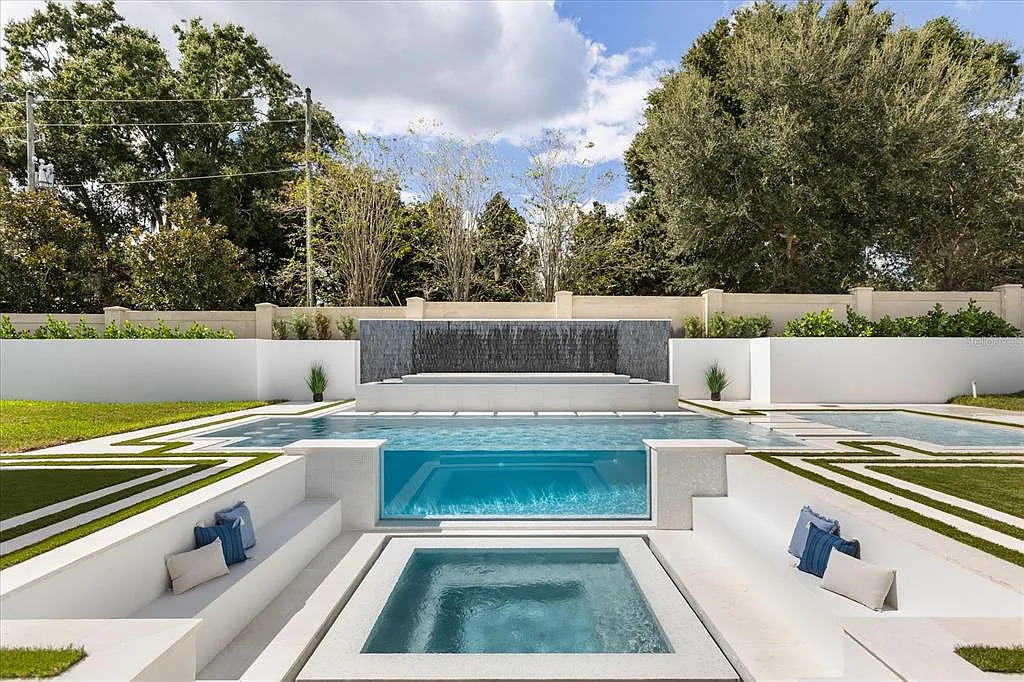 Residential Vanishing Edge - BRONZE award - Grunit Pool Contractors